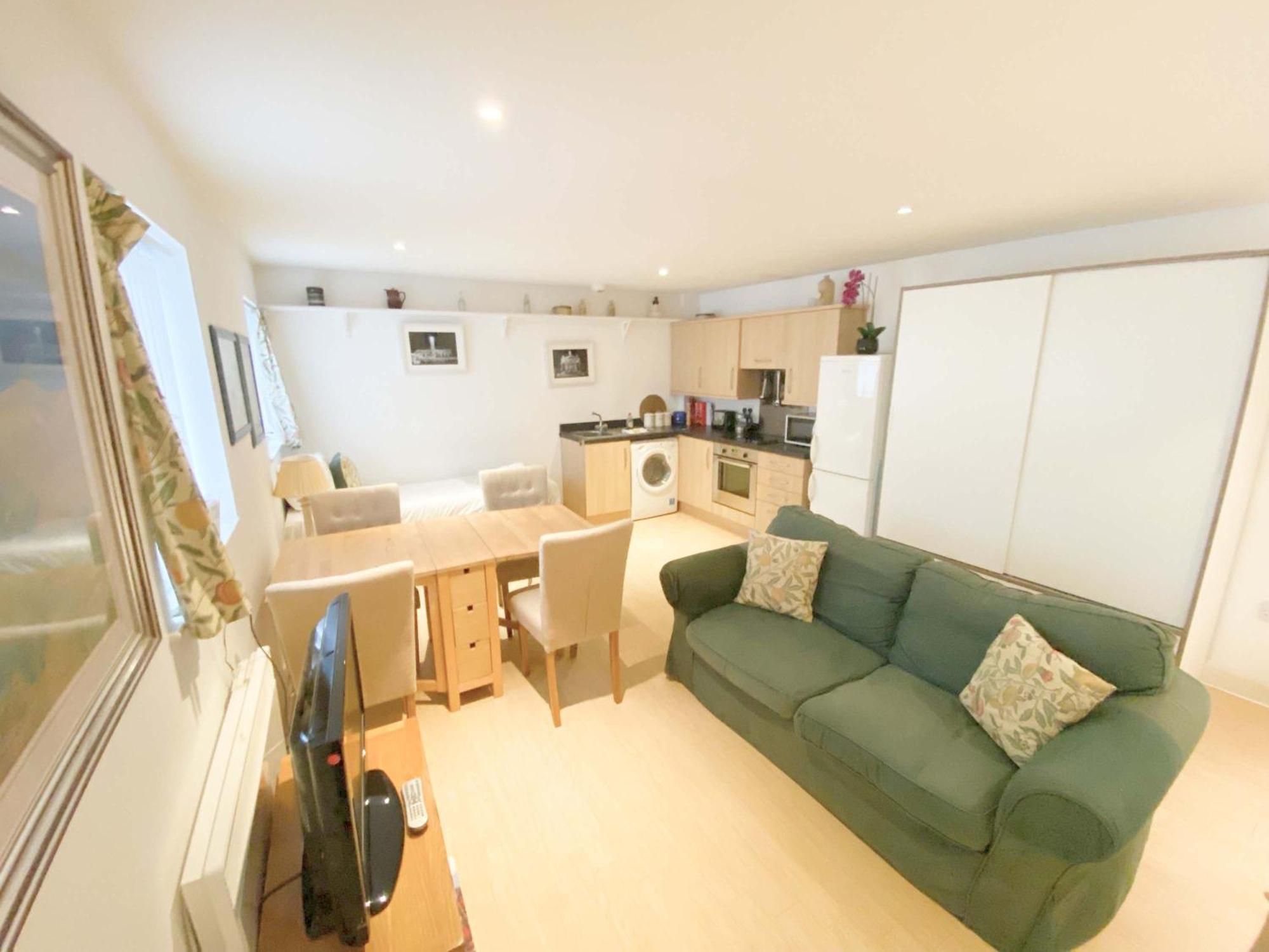 Apartment Cozy Opposite To Wills Memorial Building *
